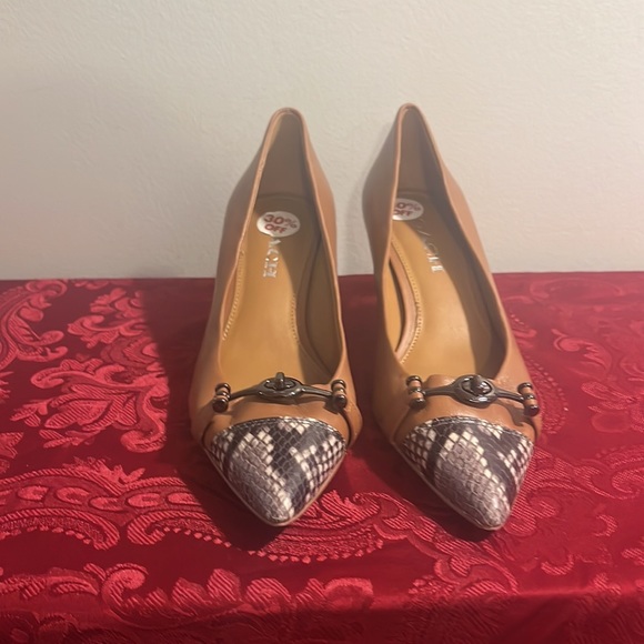 Coach Pumps with Snakeskin and Lock at Toe - Picture 3 of 4